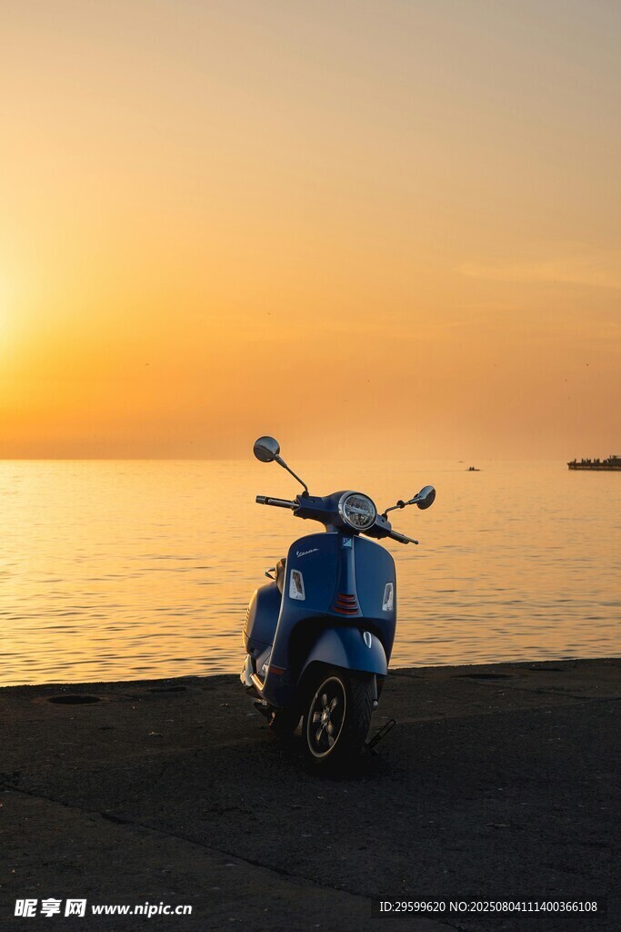 夕阳下的复古摩托车