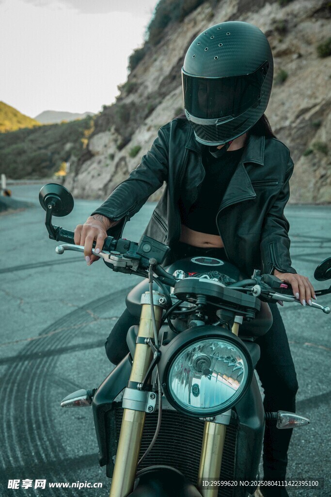 酷帅骑士骑复古摩托车