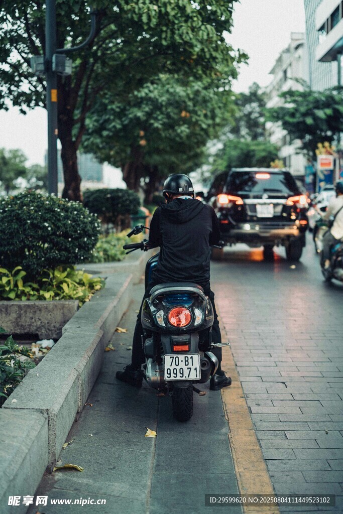 城市道路上的摩托车行驶