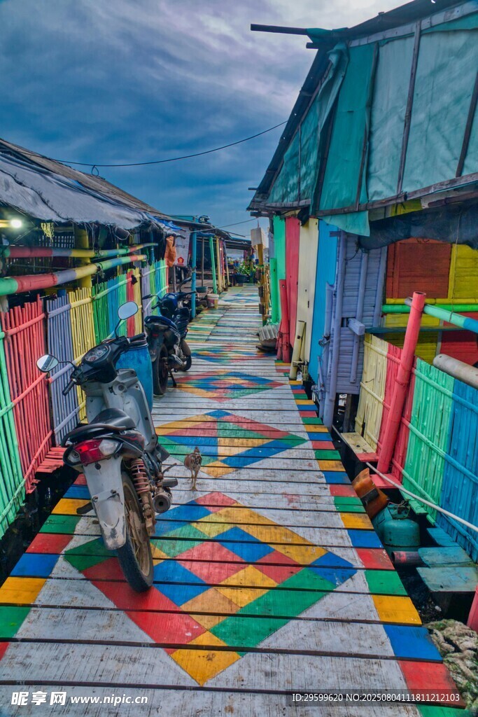 彩色步道上的摩托车与小屋