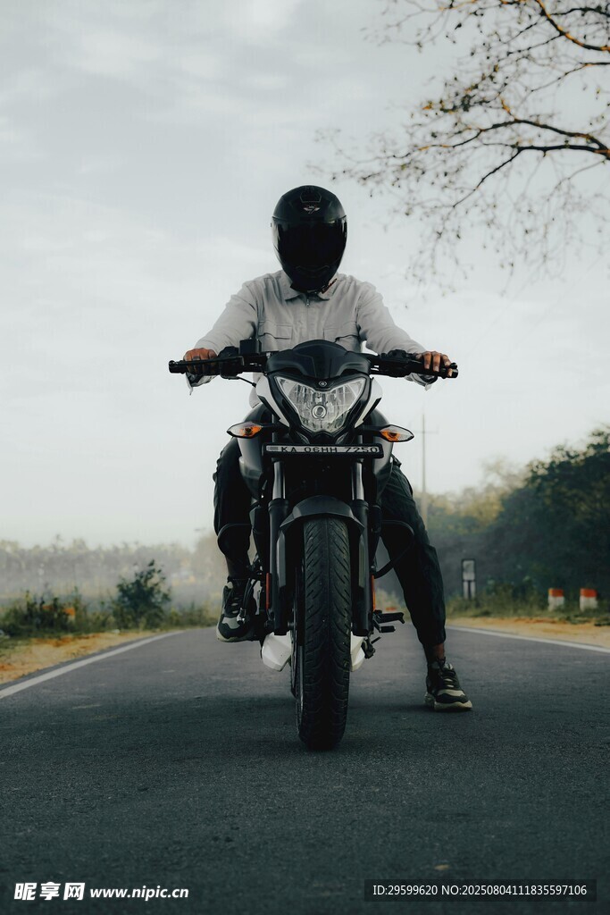 公路上的独行摩托车手