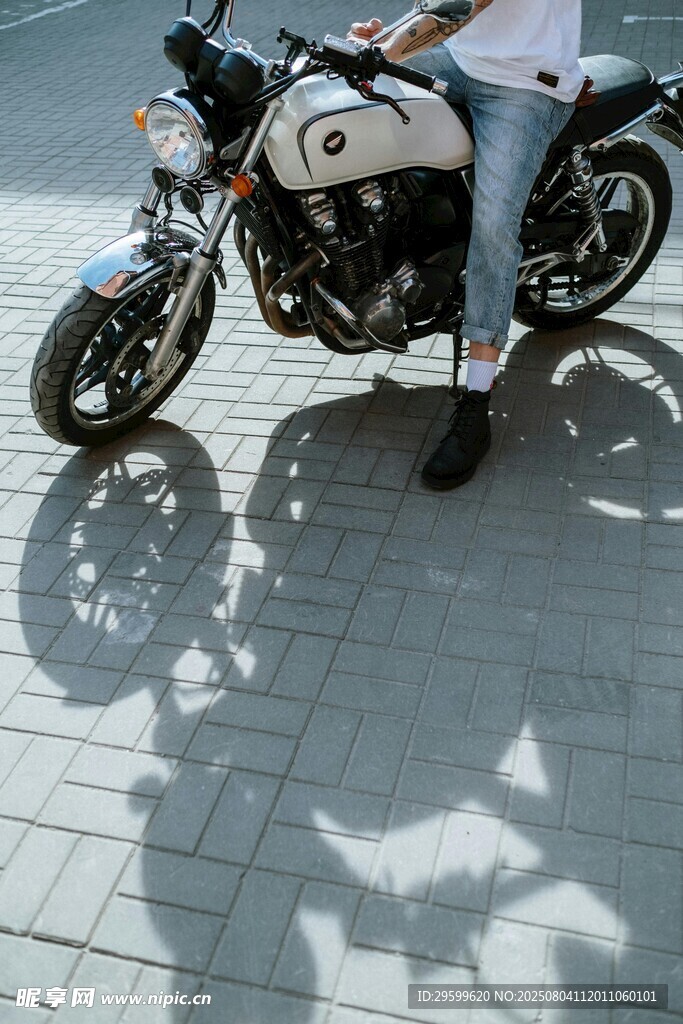 酷炫骑士与个性摩托车