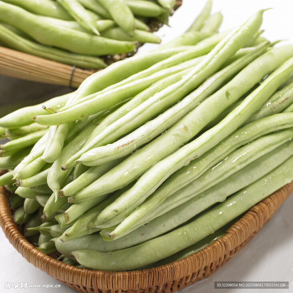 竹篮中的鲜嫩长豆角