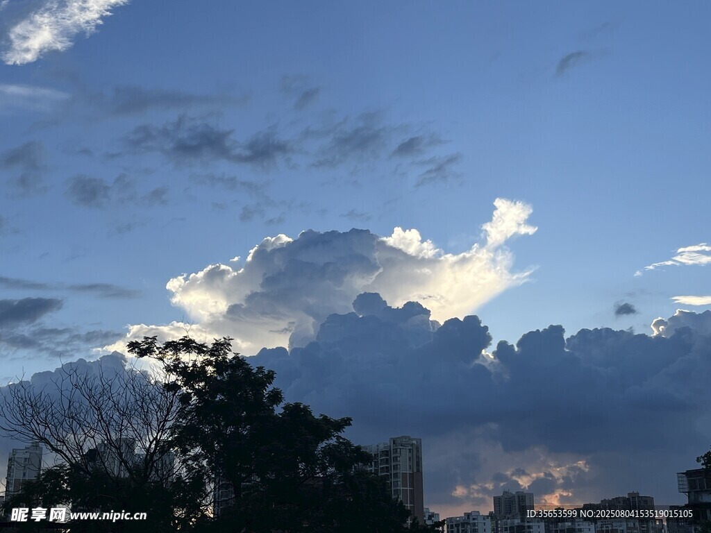 蓝天之下的壮丽云朵景观