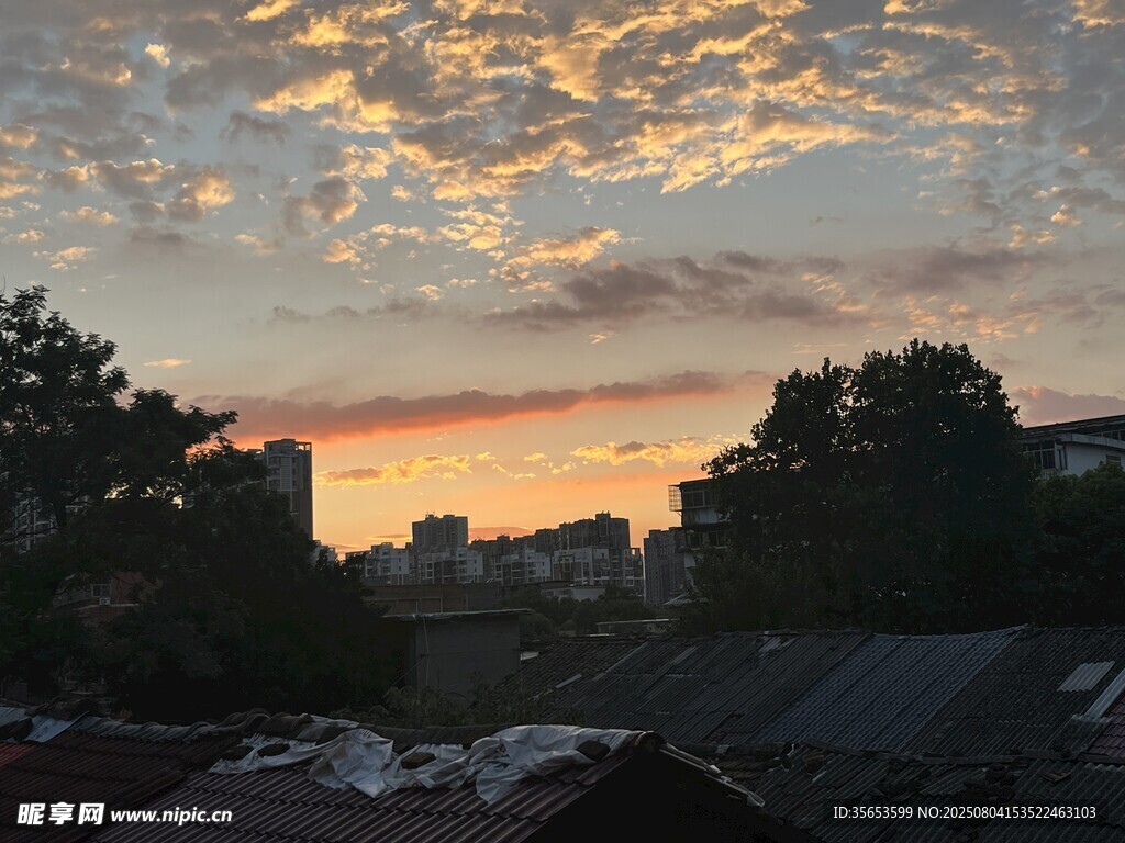 夕阳下的屋顶与绚烂云霞