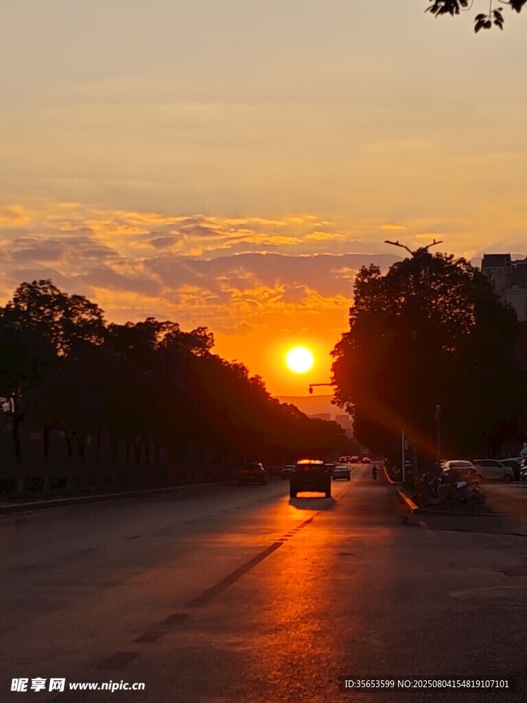 夕阳下的城市道路美景
