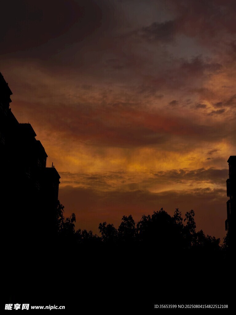 黄昏下的建筑剪影