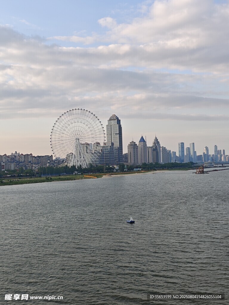 河畔摩天轮与城市天际线