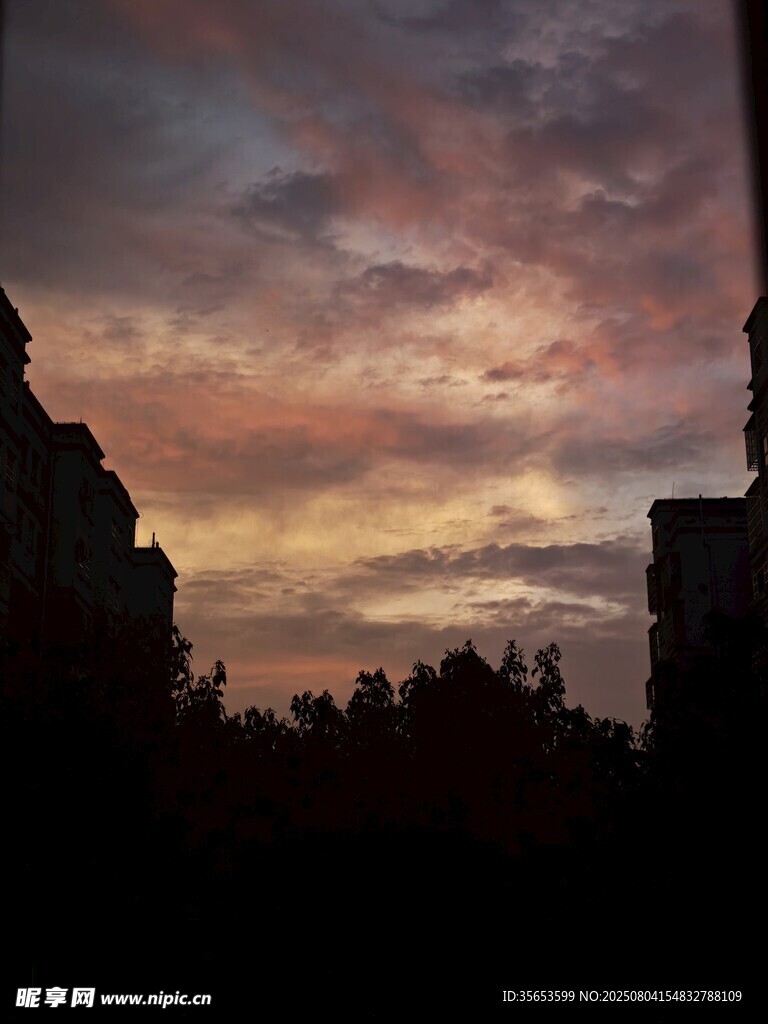 黄昏下的建筑剪影