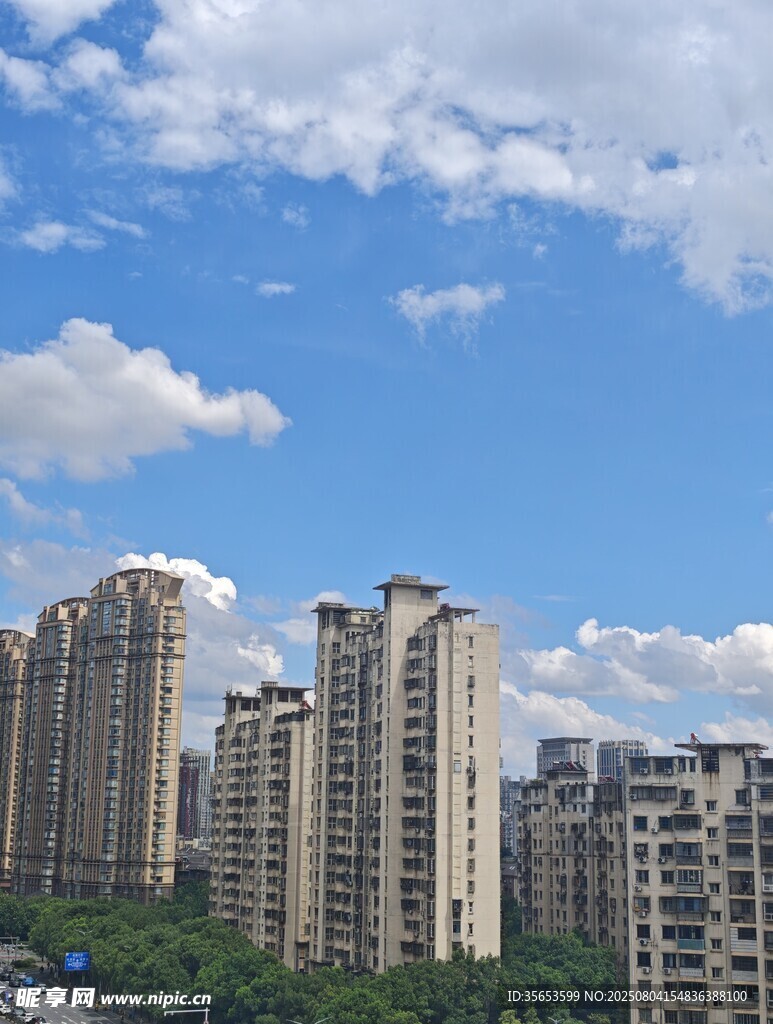 城市高楼与蓝天白云景观