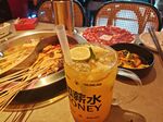 夏日烧烤配冰饮惬意时刻