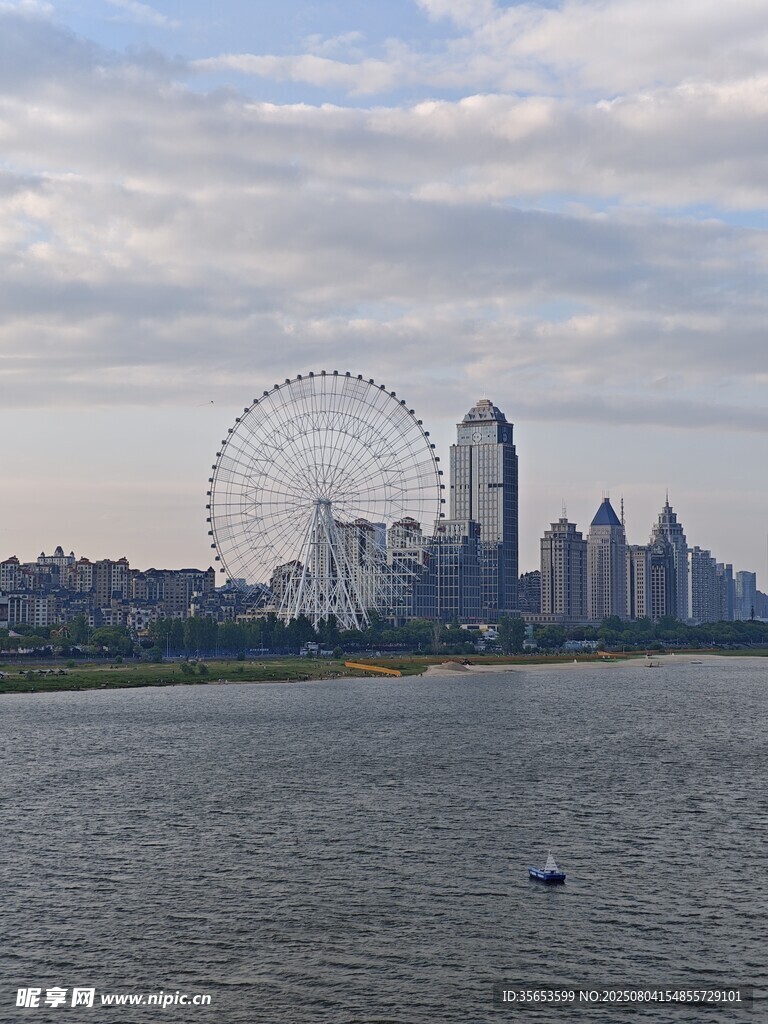 河畔摩天轮与城市天际线