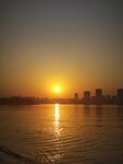 夕阳下的城市水岸风光