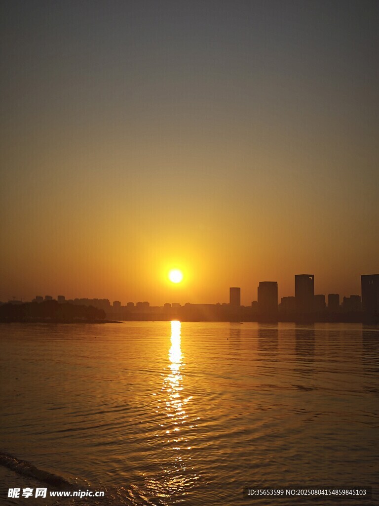 夕阳下的城市水岸风光