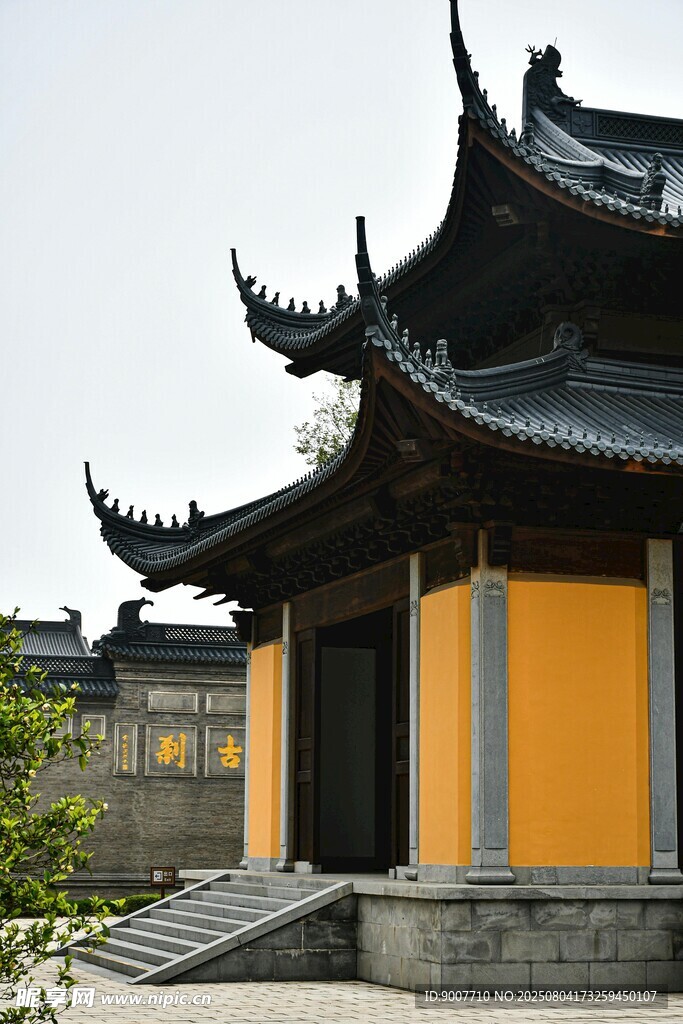 中式古建筑黄墙黑瓦一角