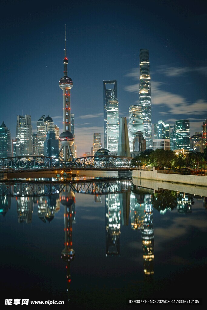 上海外滩夜景璀璨倒影