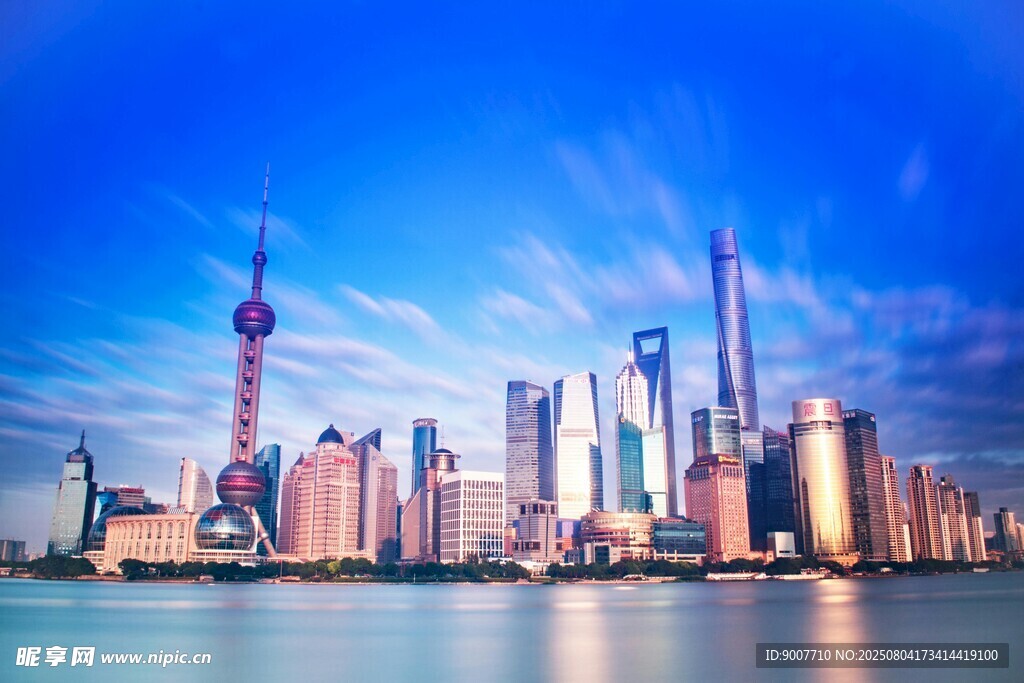 上海外滩繁华都市天际线