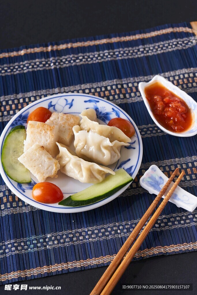 美味饺子配蘸料