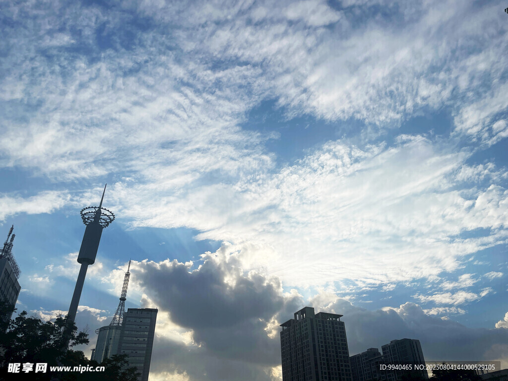 城市上空的梦幻云彩