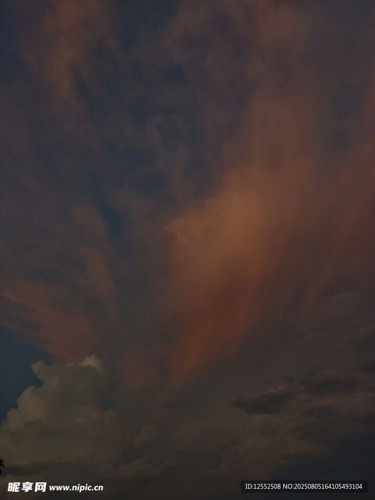 绚丽天空中的奇幻云彩