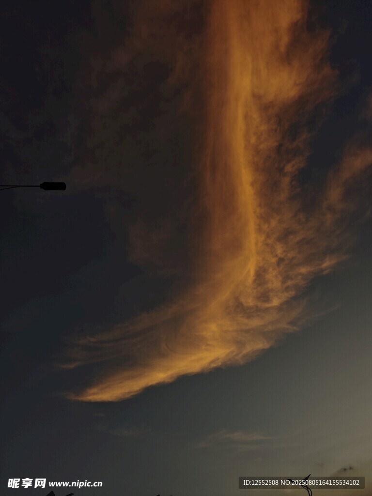 天空中绚丽的金色云彩