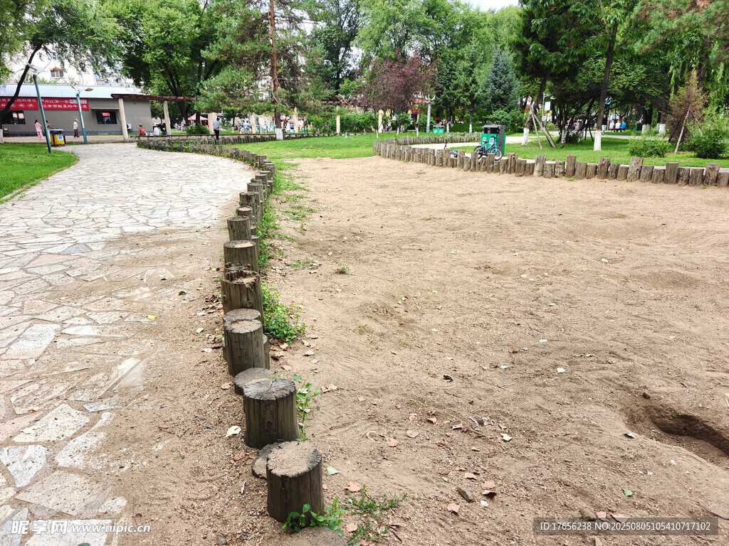 户外石墩分隔的空旷场地