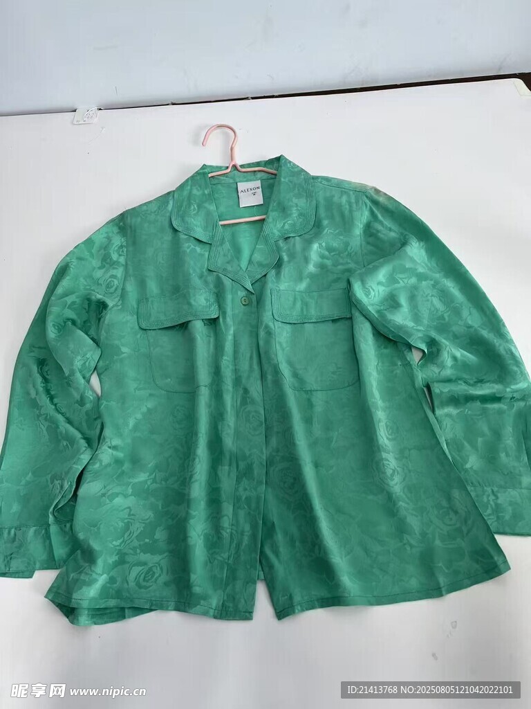 绿色长袖衬衫展示
