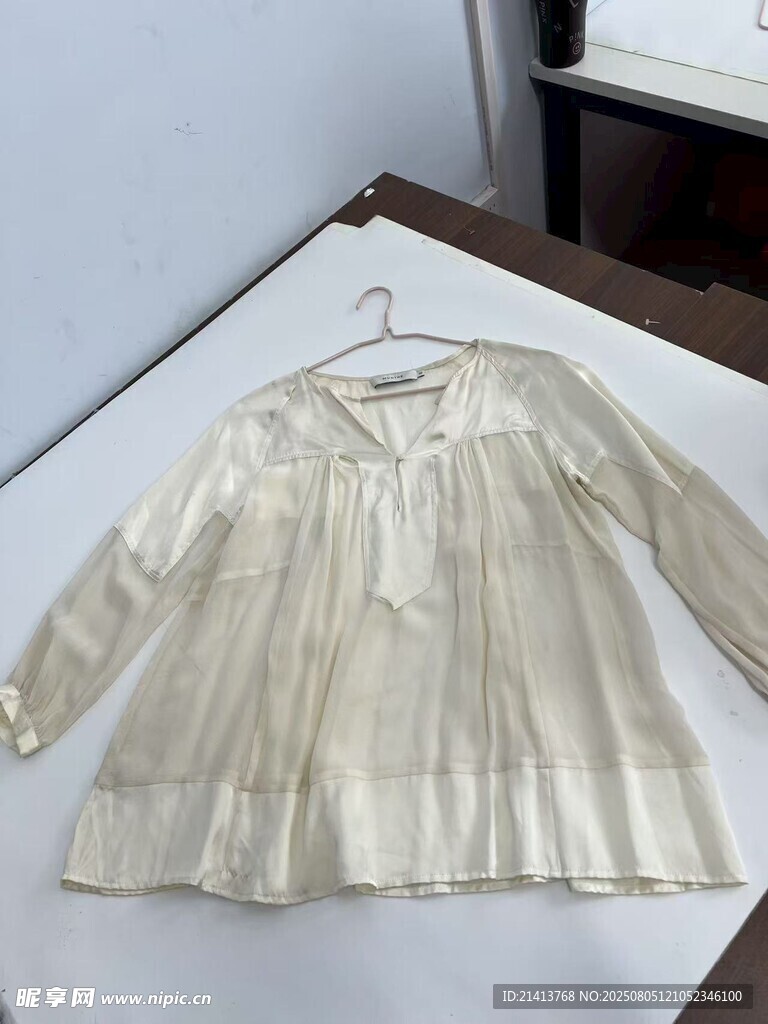 米白色长袖衬衫展示