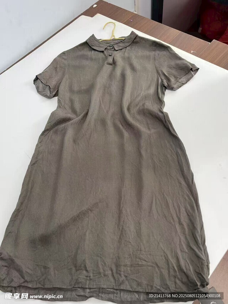 橄榄绿短袖连衣裙展示