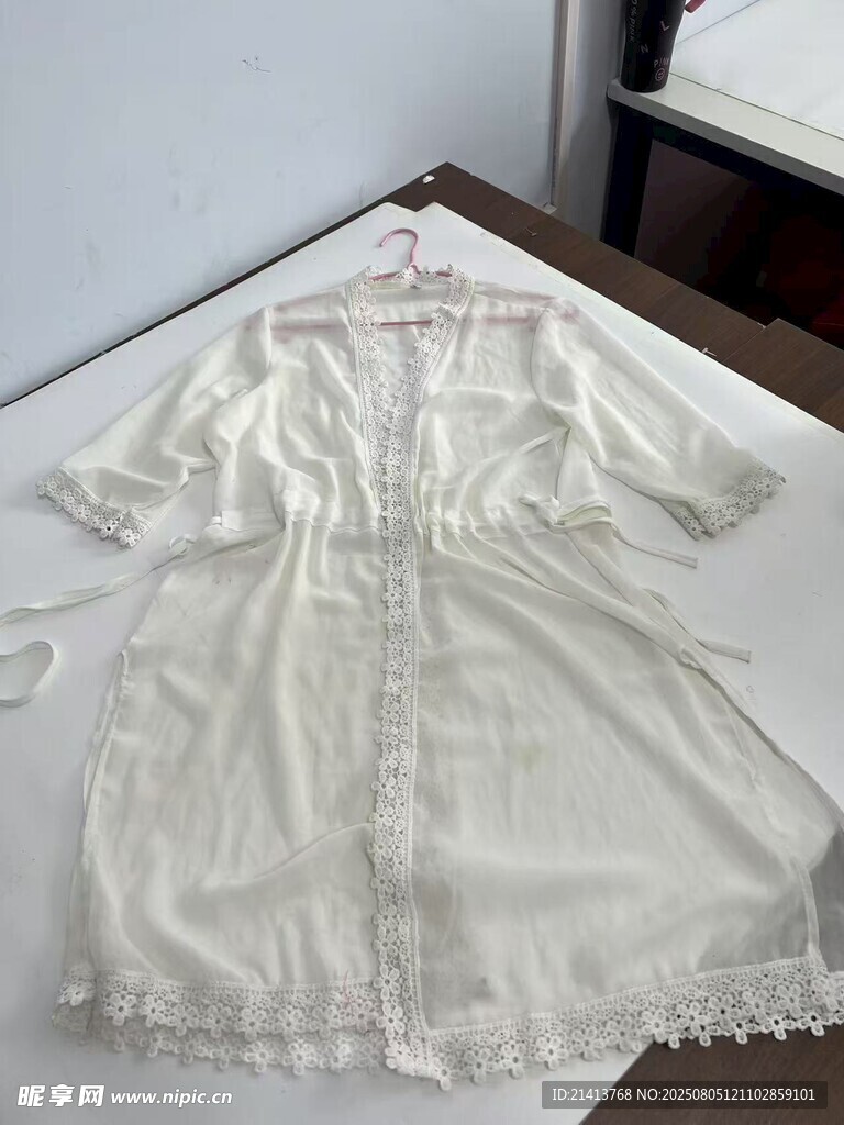 白色蕾丝短袖连衣裙展示