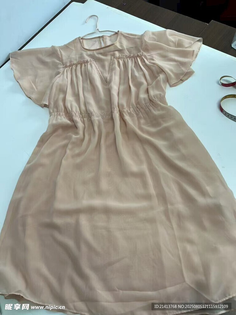 米色短袖连衣裙展示