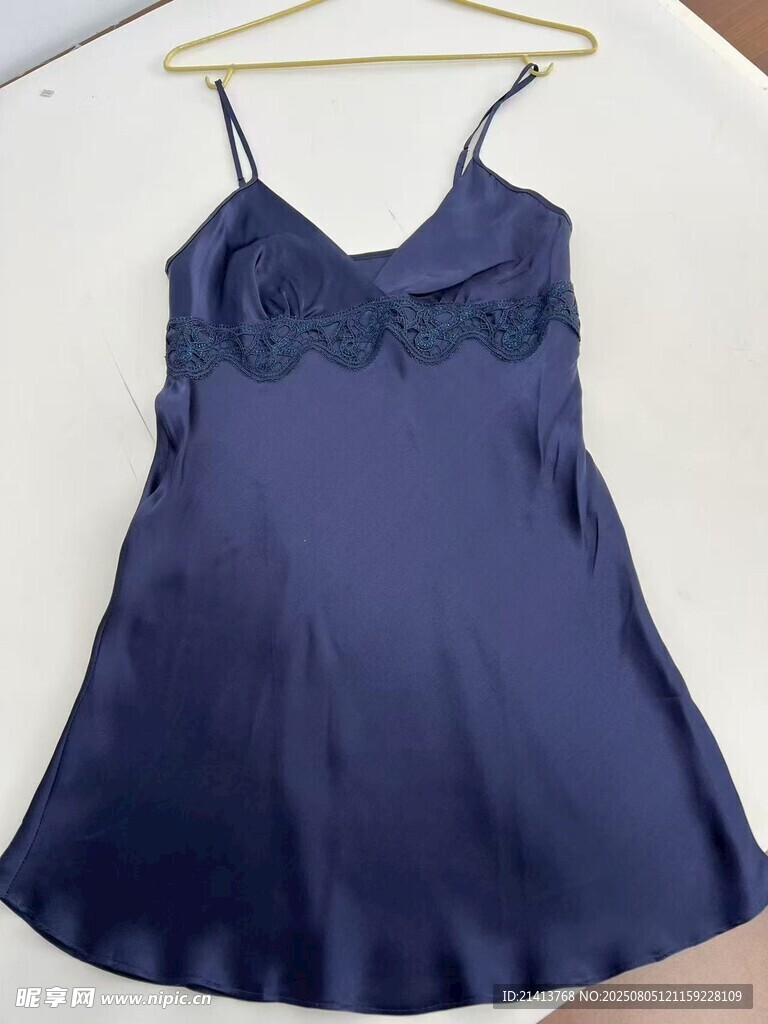 深蓝色蕾丝吊带睡裙
