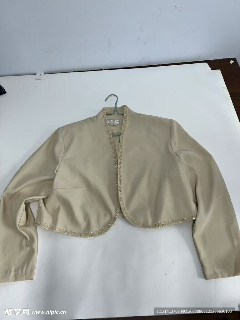 米色短款长袖上衣展示