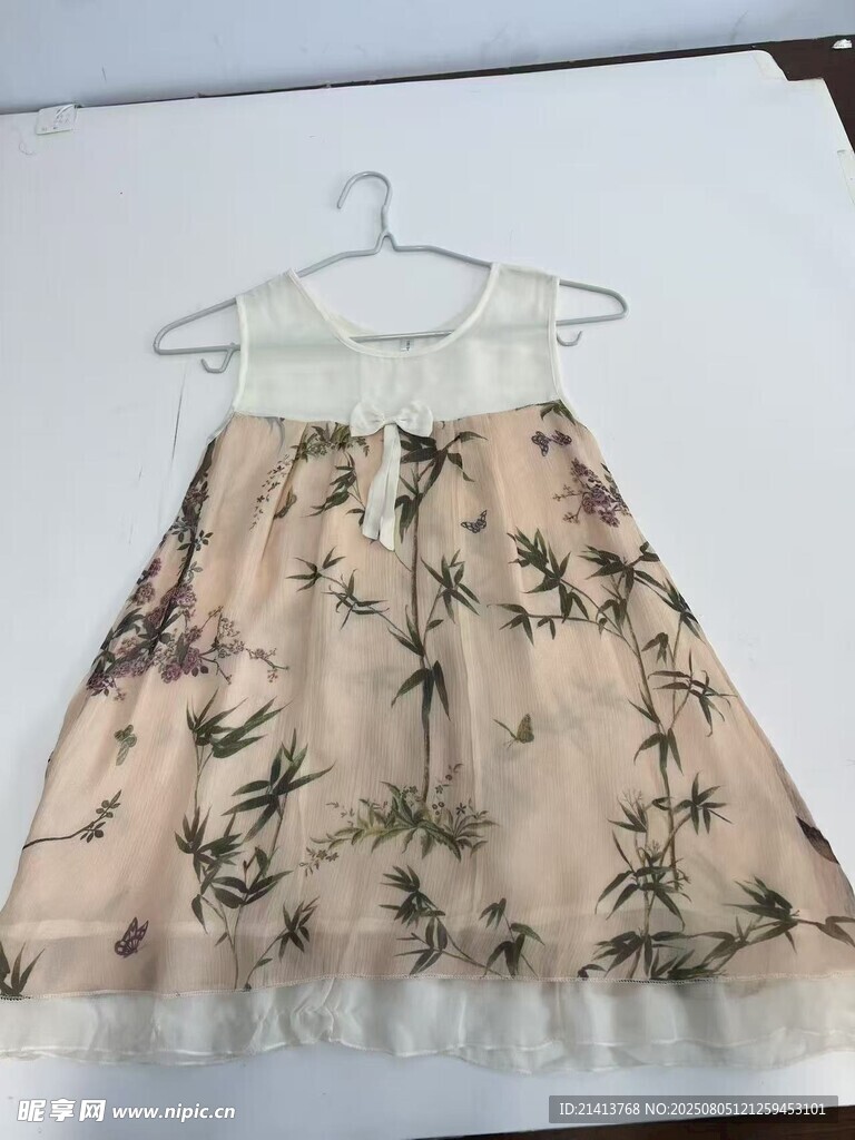 花卉图案女童连衣裙展示