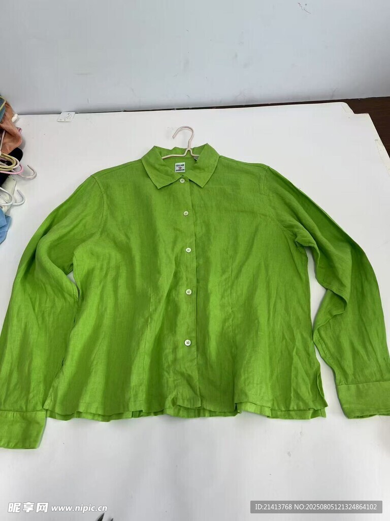绿色长袖开衫上衣展示