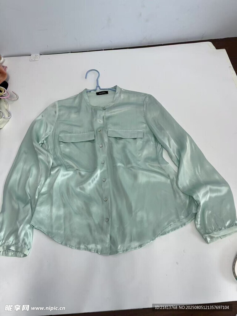 浅绿色长袖衬衫展示