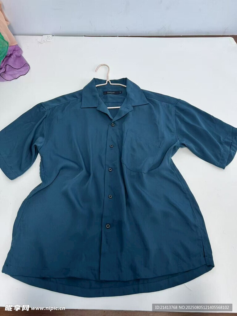 深蓝色短袖衬衫展示