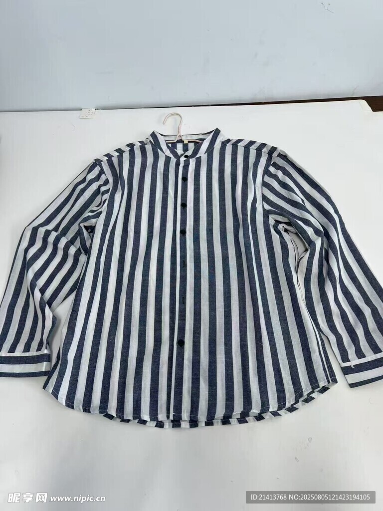 条纹长袖衬衫