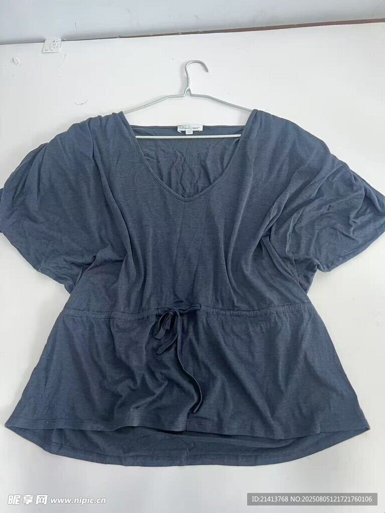 深蓝色短袖上衣展示