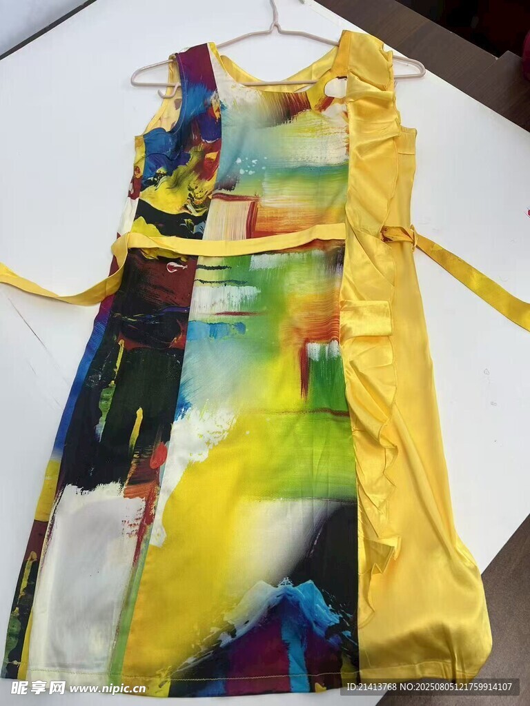 多彩印花黄色连衣裙