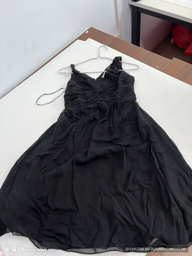 黑色吊带褶皱连衣裙展示
