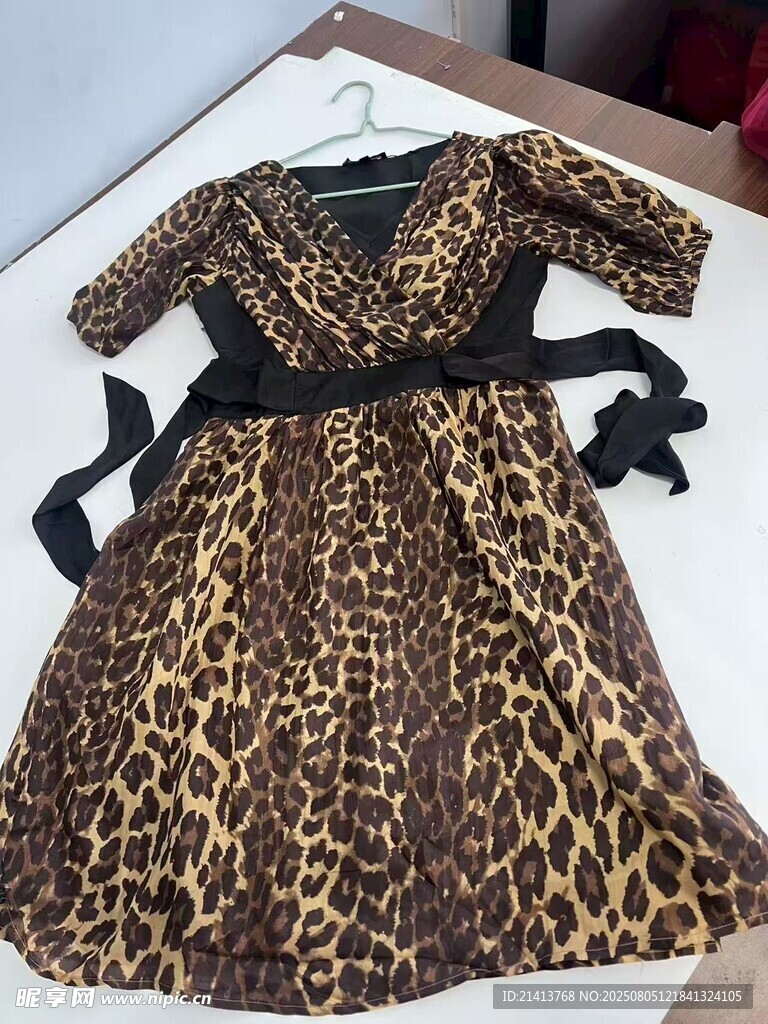 豹纹连衣裙展示