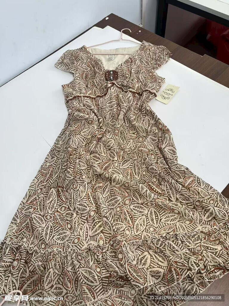 金色蕾丝连衣裙展示