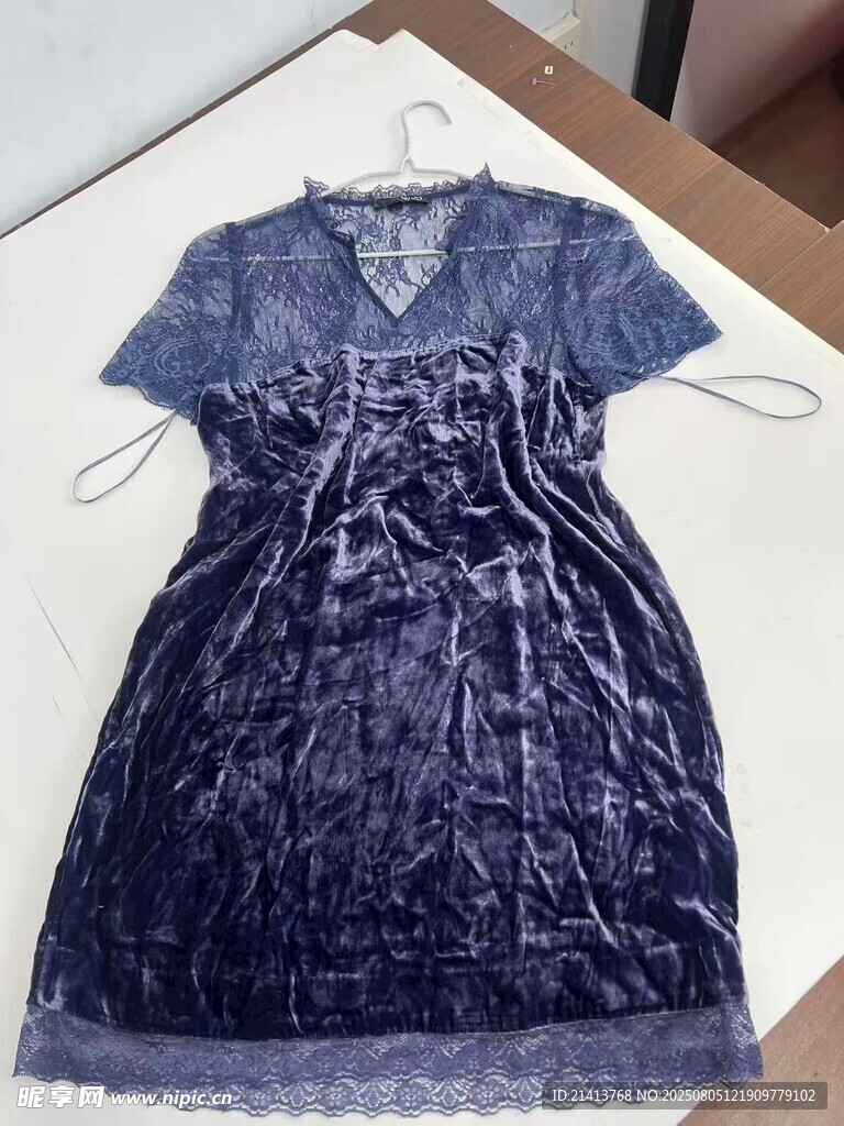 深蓝色丝绒连衣裙展示