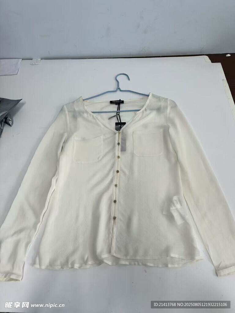 白色开衫上衣挂拍展示