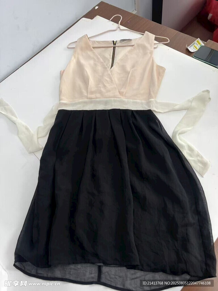 女士黑白拼接连衣裙展示
