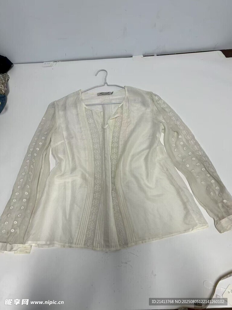 白色蕾丝长款外套展示