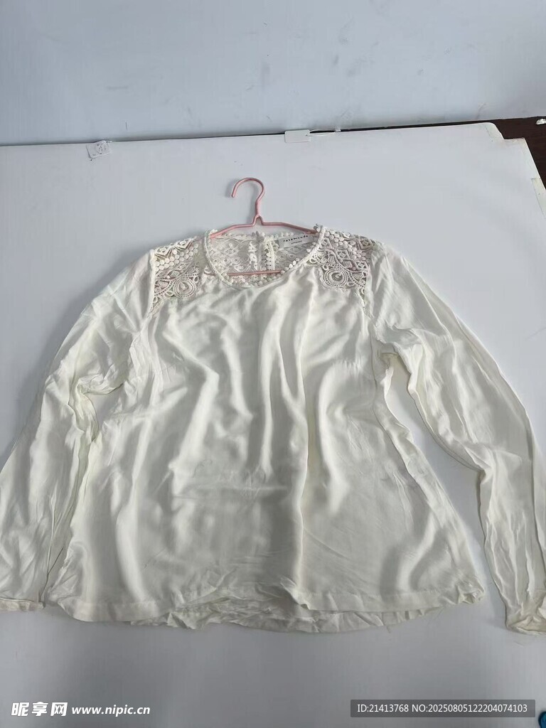 白色褶皱长袖上衣待售