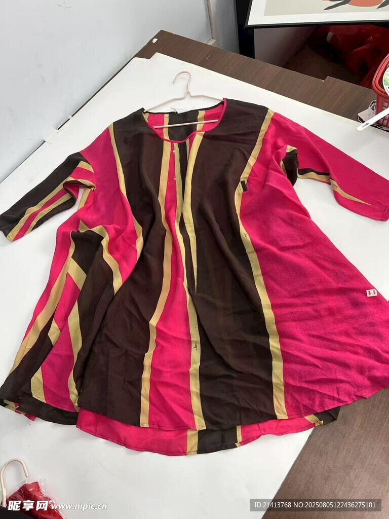 多彩条纹女士上衣展示