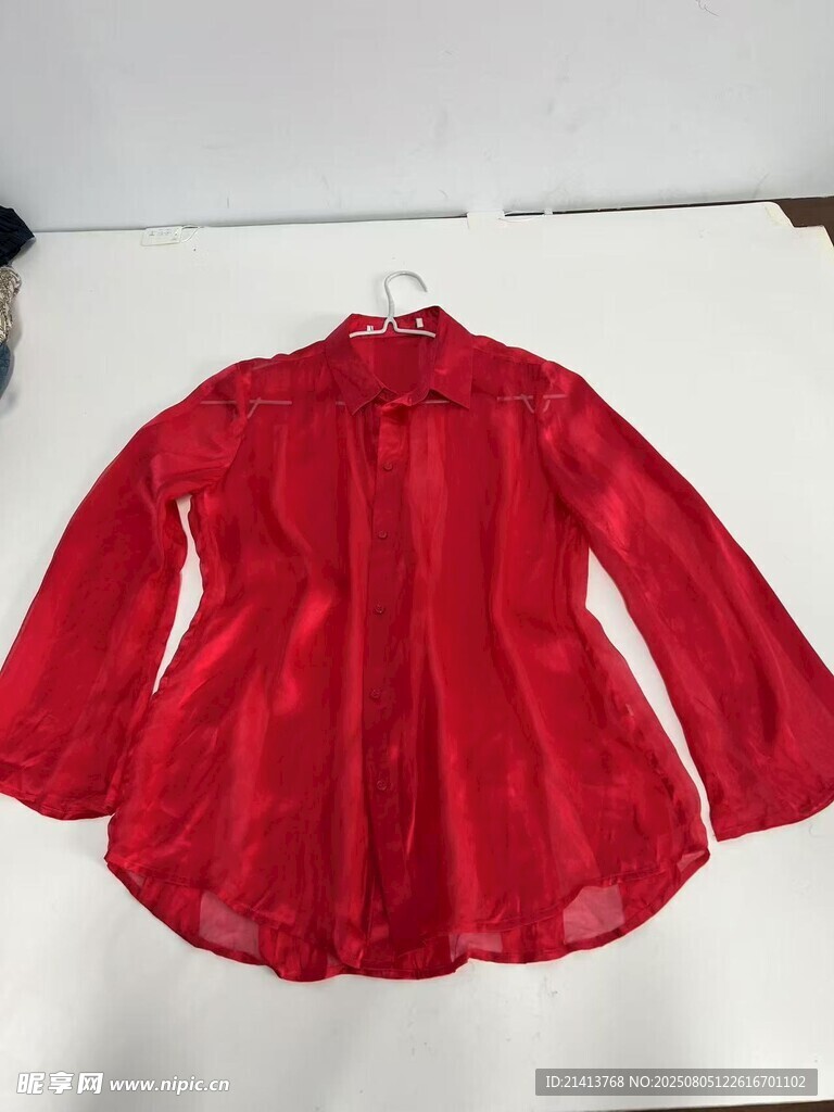 红色褶皱长袖上衣展示